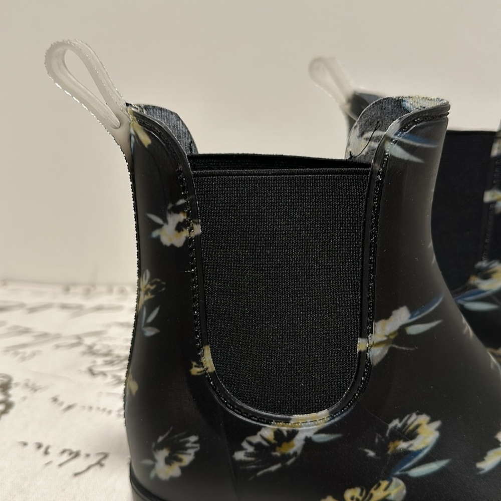 SO brand, size 8, water friendly pull on ankle boots - Picture 5 of 6